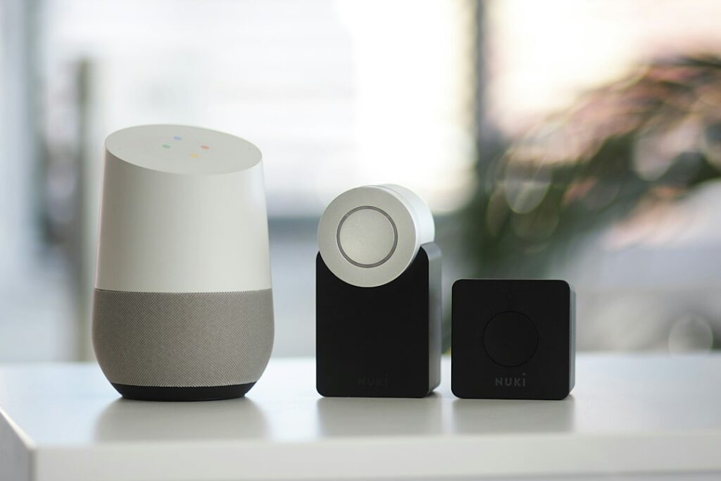 Умная колонка Google Home — иллюстрация к семейному анекдоту