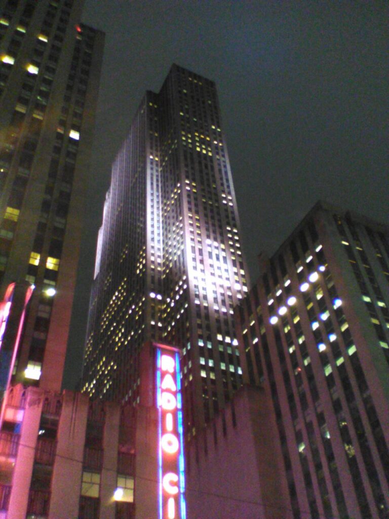 11 октября 1975: шоу SNL вышло в эфир и изменило юмор Здание NBC Studios по адресу 30 Rockefeller Plaza, где проходит шоу Saturday Night Live